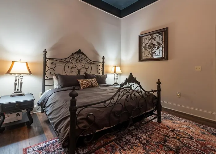 Service Clawfoot Tub Historic Downtown Apartment